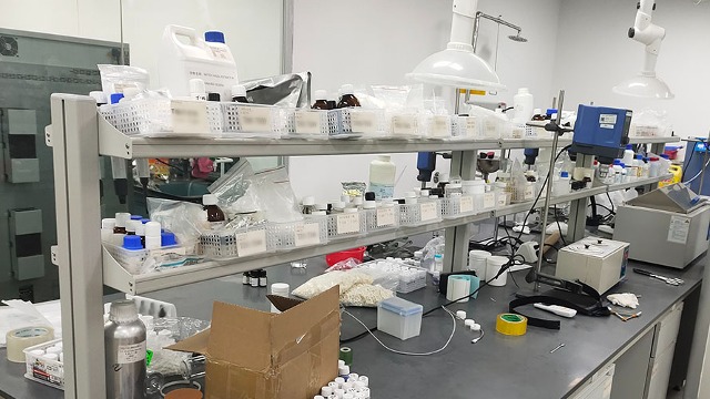 實驗室搬家公司搬高量桶的流程